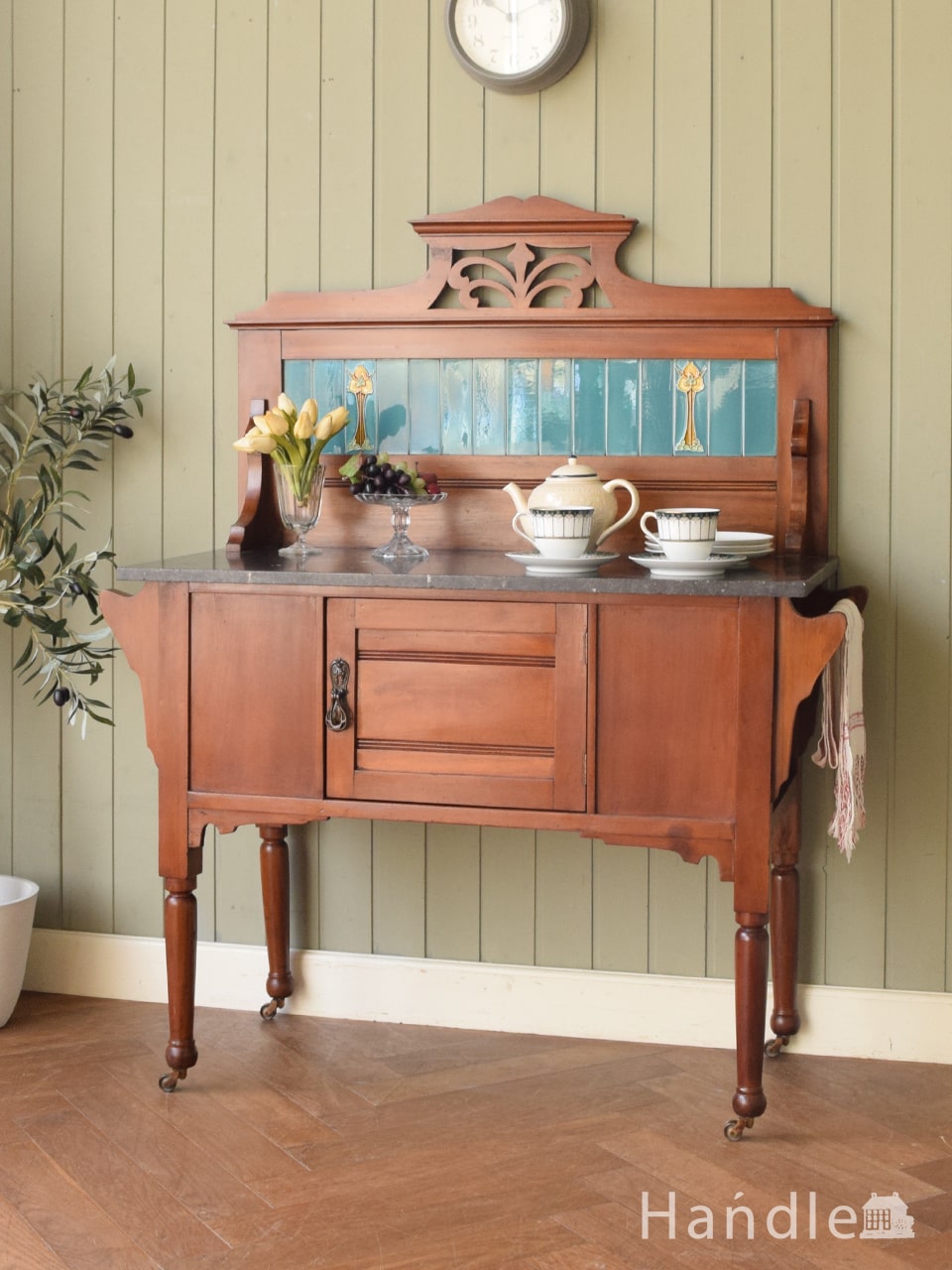 英国アンティークのおしゃれなキャビネット、大理石天板✕タイルの