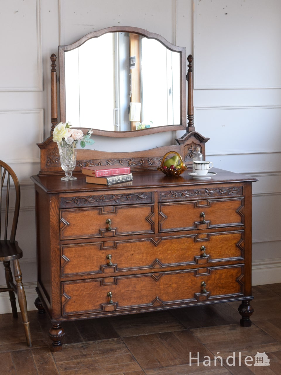 アンティークの美しいドレッサー、イギリスから届いた重厚な彫りが魅力