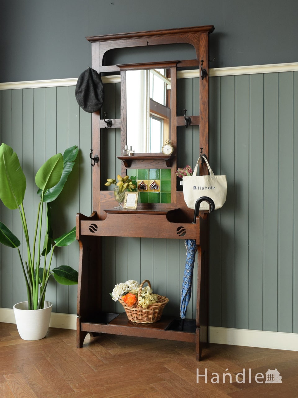 玄関で使うおしゃれなアンティークの家具、ベンチ収納がついたホール