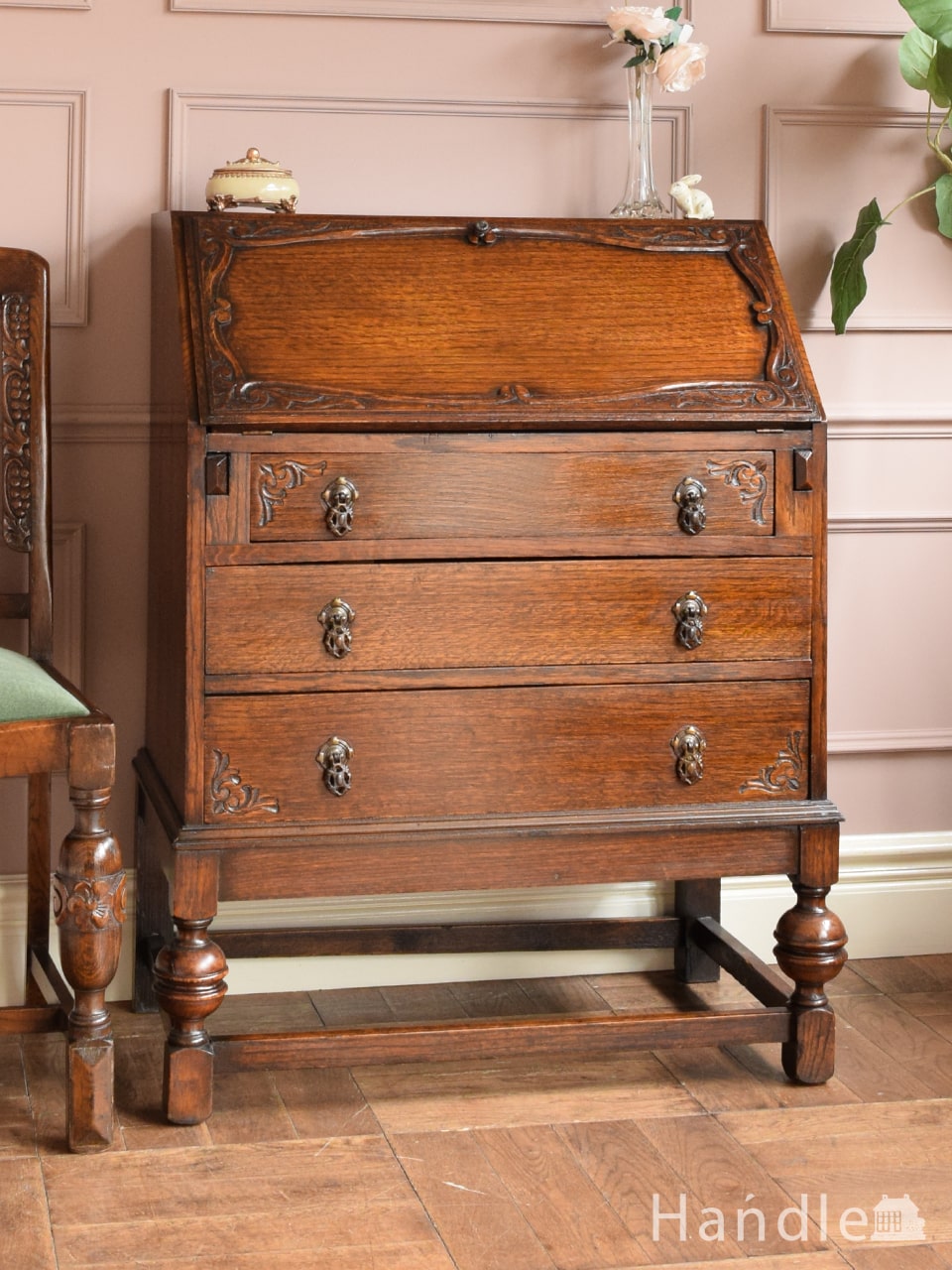 英国のアンティークの収納デスク、ツイスト脚がおしゃれなライティング