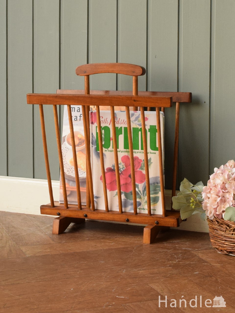 片手で持ち運び出来ちゃうおしゃれな雑誌ラック、英国ビンテージの