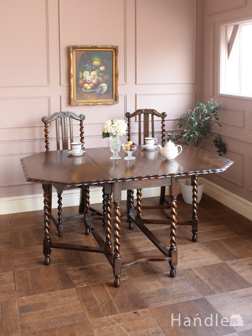 ツイスト足がおしゃれなアンティークの伸長式テーブル、イギリスから