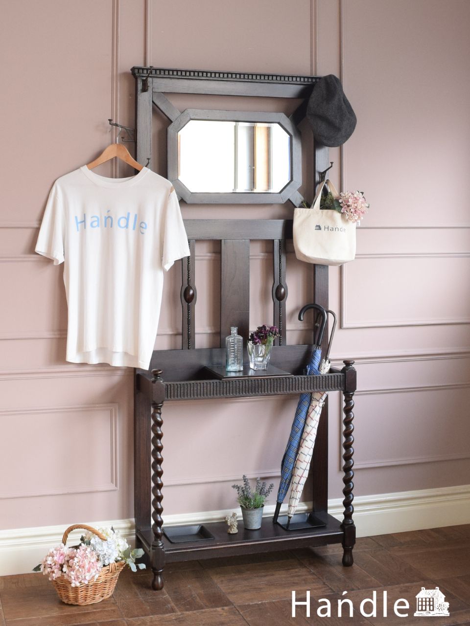 英国から届いた玄関に置くアンティーク家具、ツイストが美しいホール