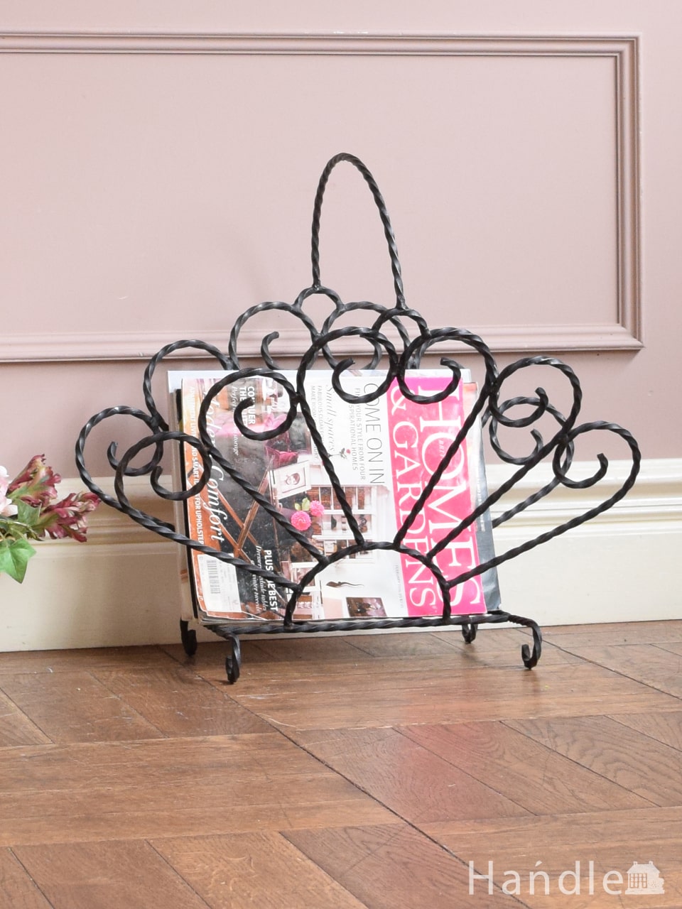 フランスから届いたおしゃれなマガジンラック、アイアンワークが美しい