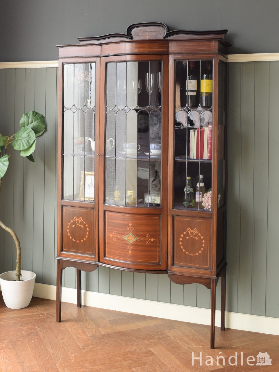 英国アンティークのガラスキャビネット、ステンドグラスが美しい