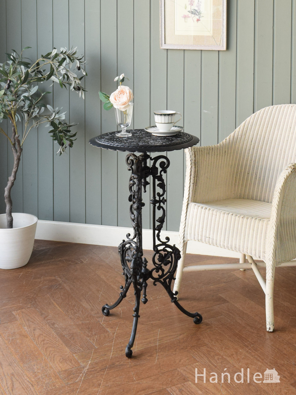 フランスから届いたアンティークのサイドテーブル、アイアンワークが