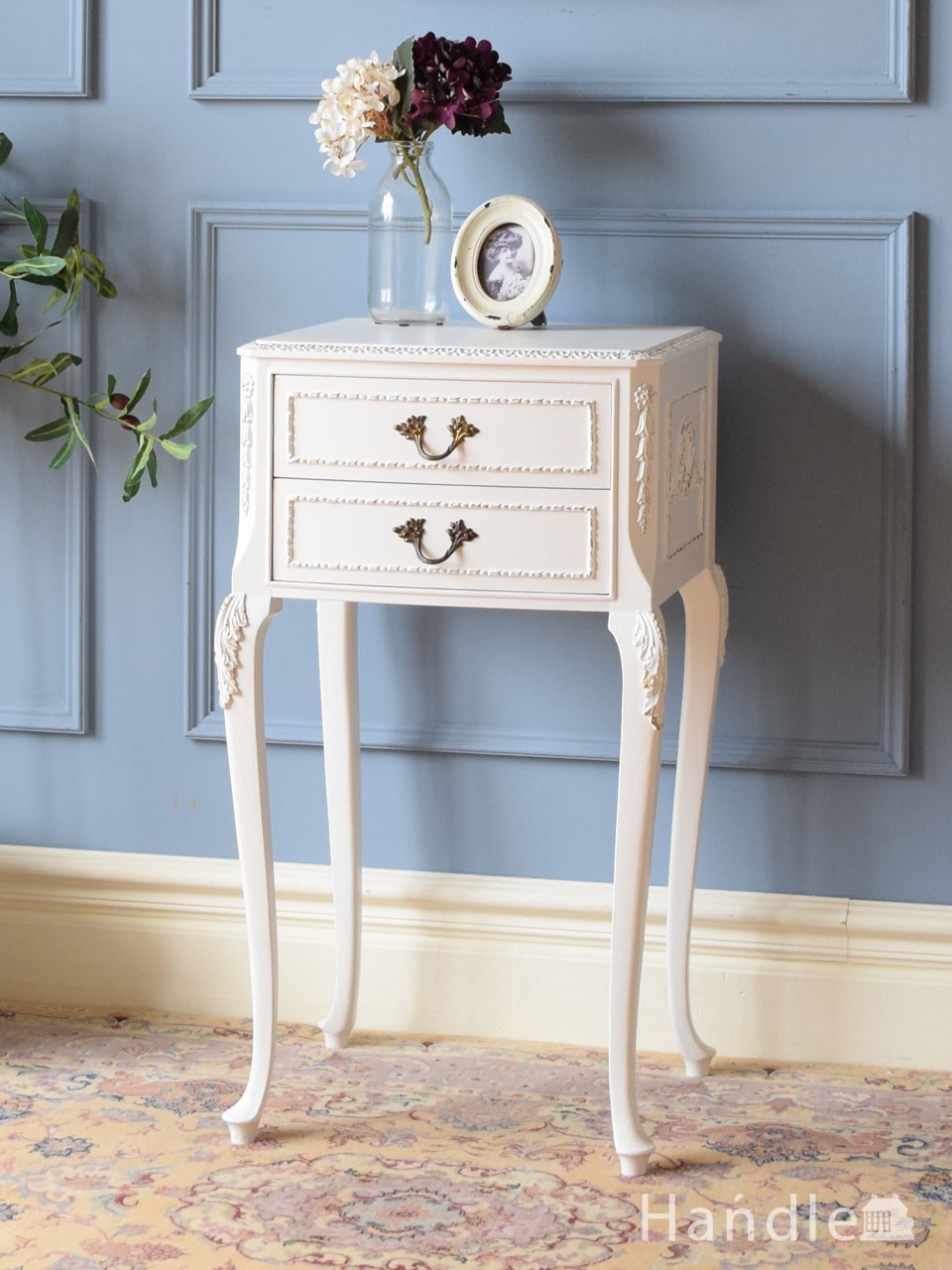 フランスから届いたアンティークのミニチェスト、美しい猫足のベッド