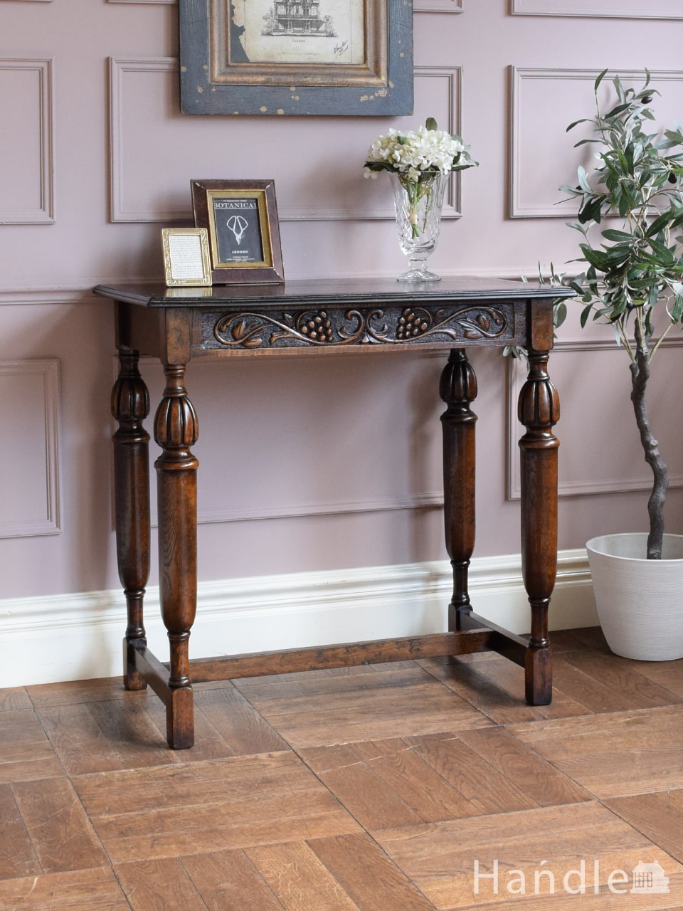 アンティークのコンソールテーブル、アーチ型の彫の装飾が美しい