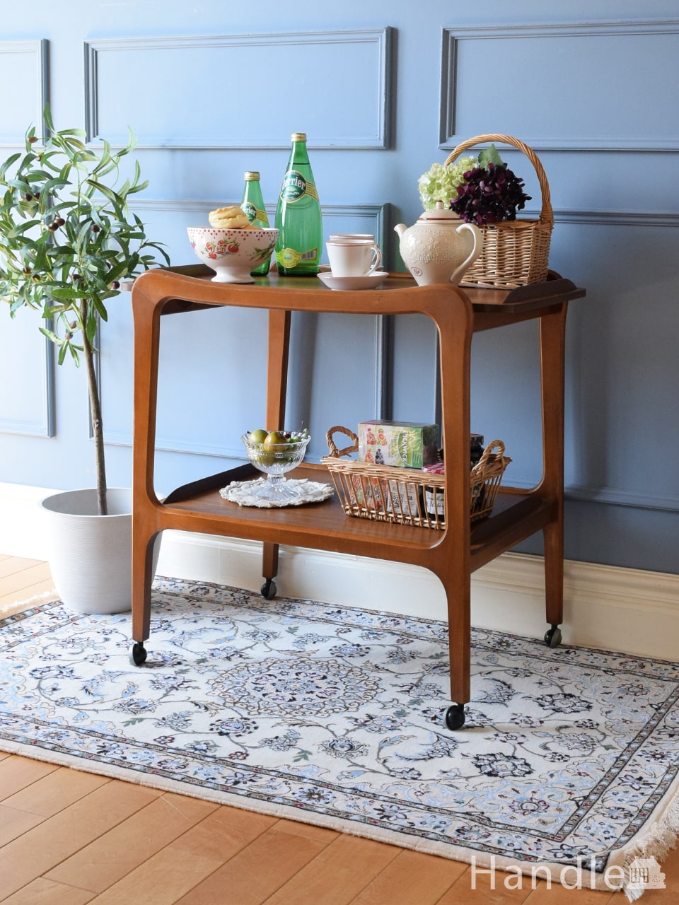 ミッドセンチュリースタイルのカッコいいワゴン、北欧スタイルの