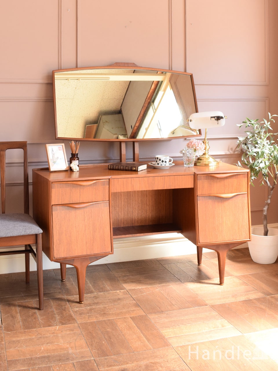 アンティークのフレンチインテリア、ホワイト色の華やかな三面鏡