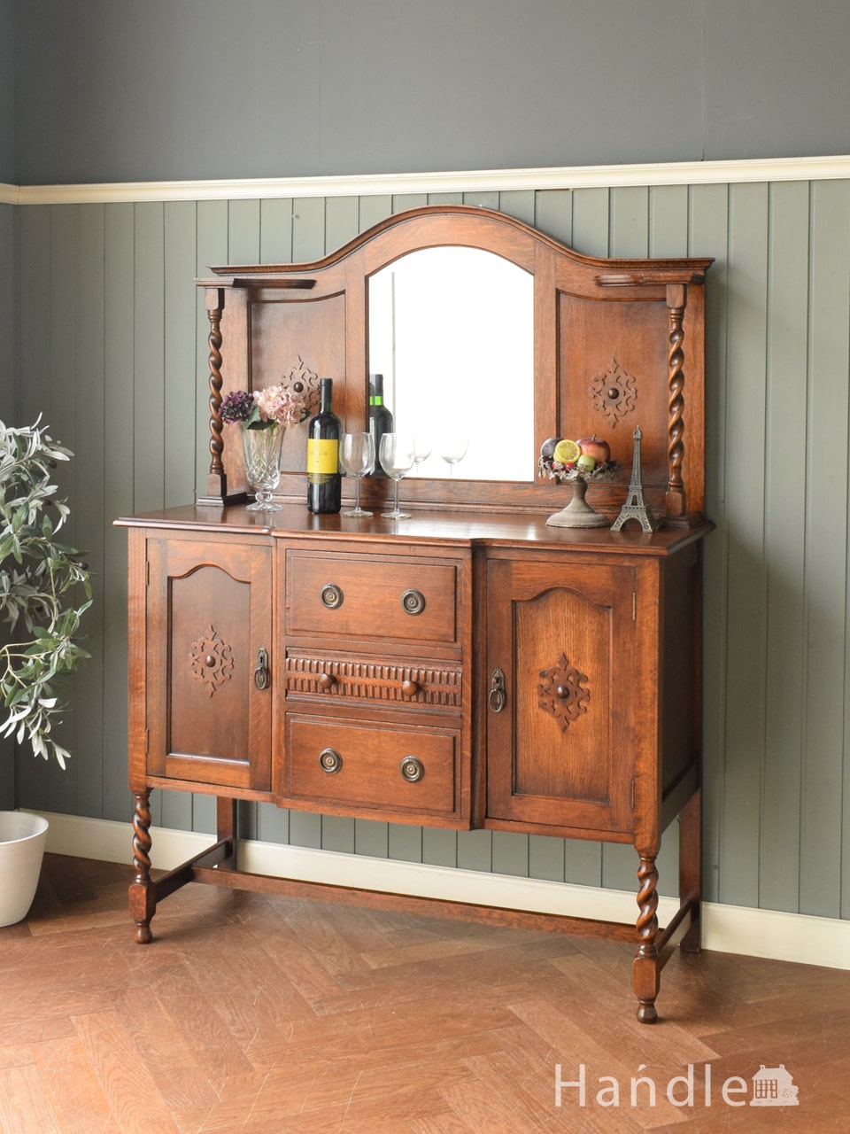 英国アンティークのサイドボード、お花の彫刻が美しいオーク材の