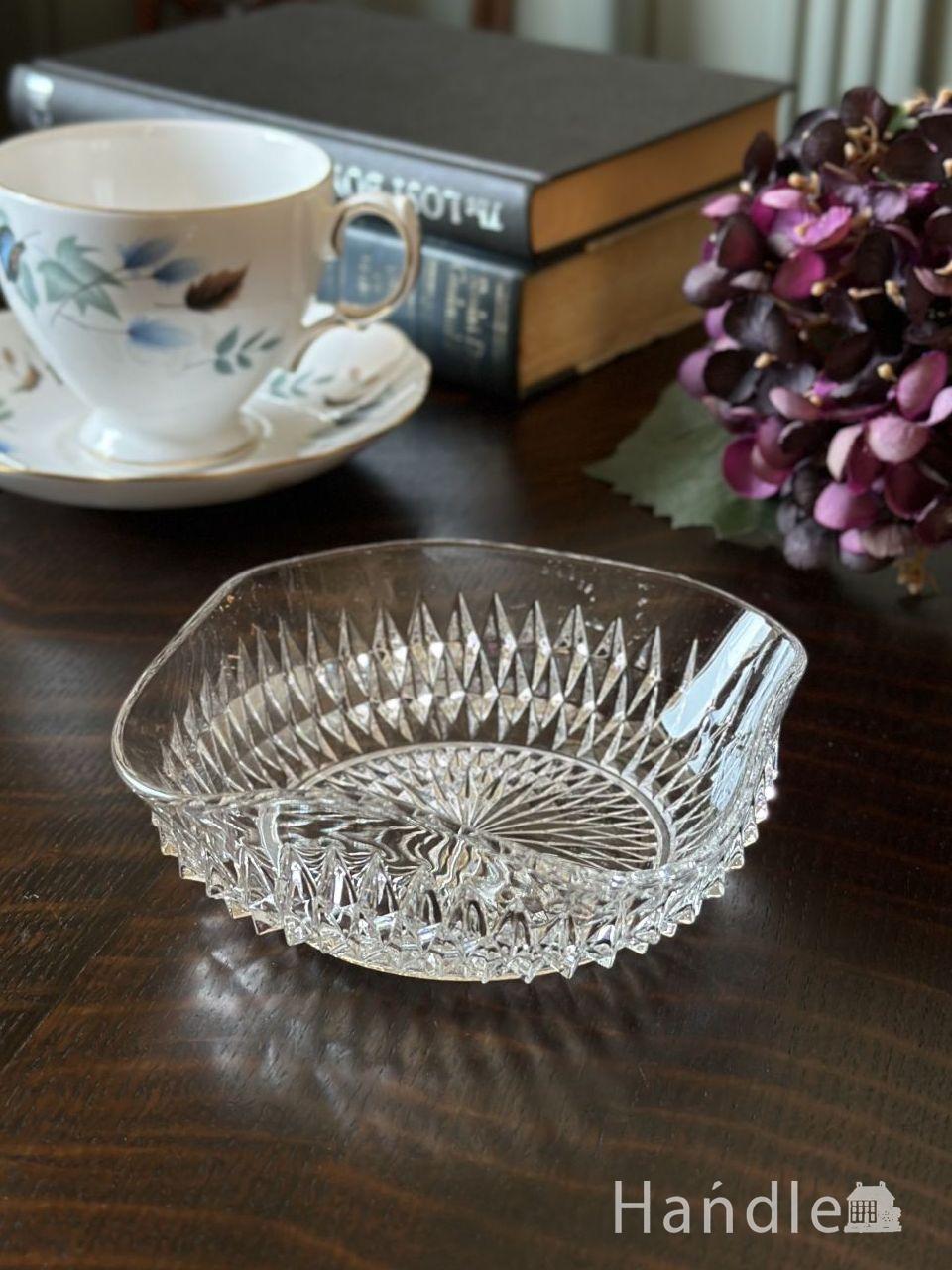 アンティークガラスの食器、りんごの形が可愛いプレスドグラスのボウル