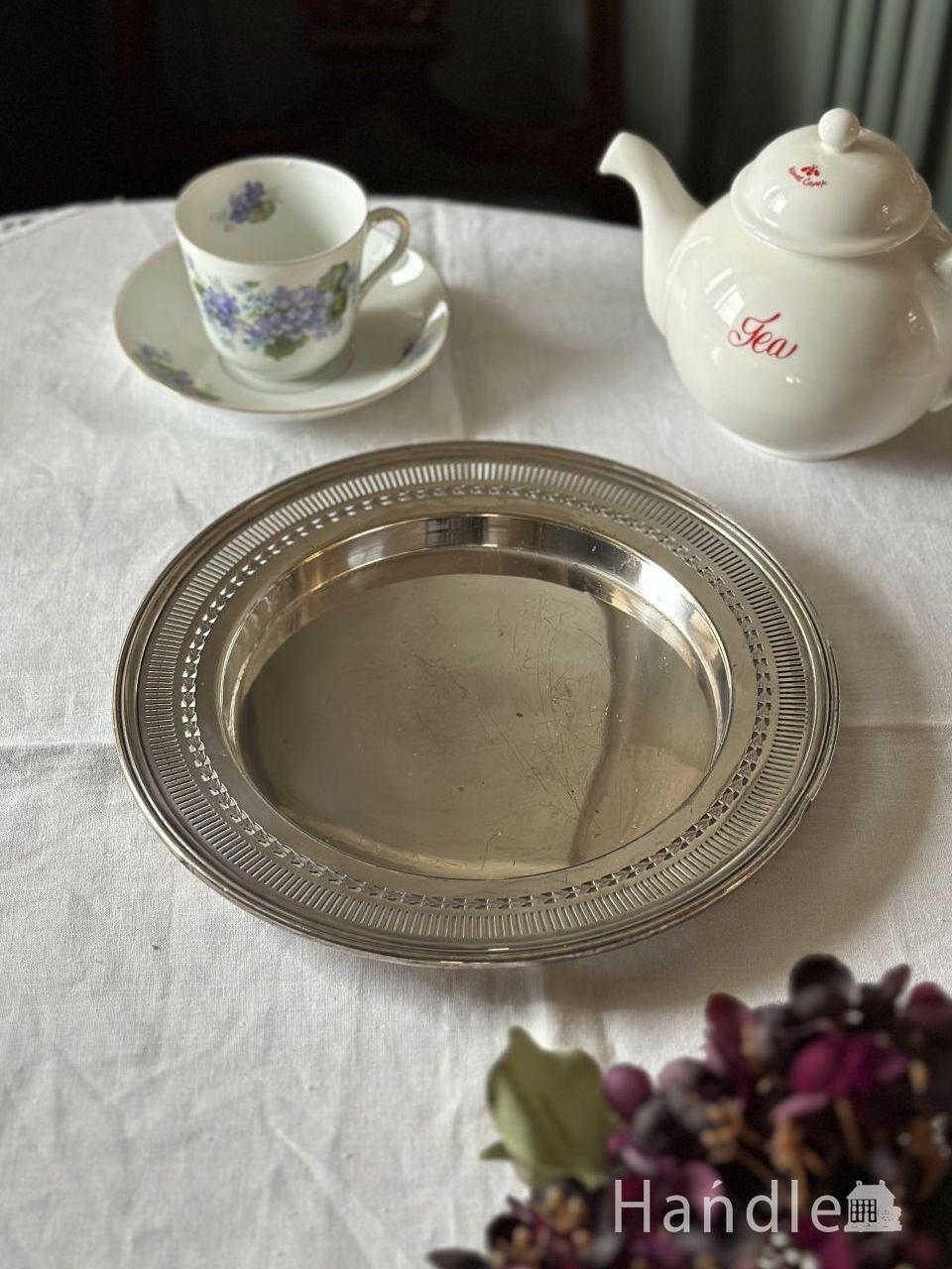 英国のアンティークのシルバープレート、幾何学模様のパンチングが