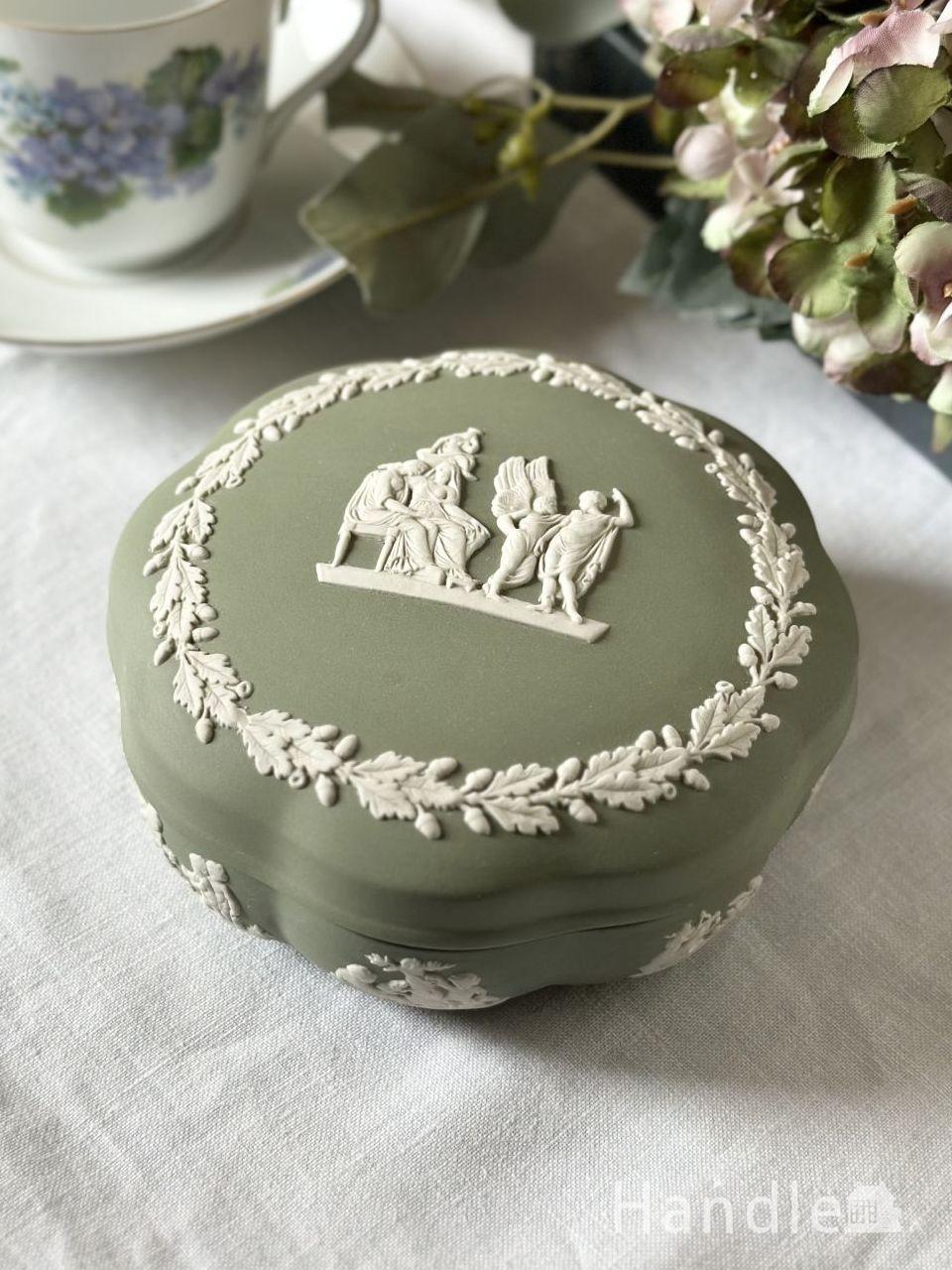 セージグリーン色が美しいウェッジウッド、ジャスパーウェアのフタ付き