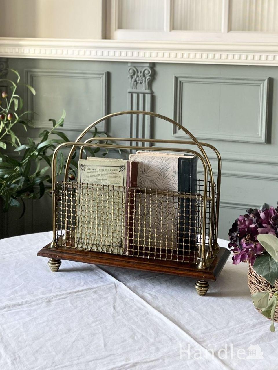 透かし彫りが美しい棚付きマガジンラック、持ち手が付いている小さな