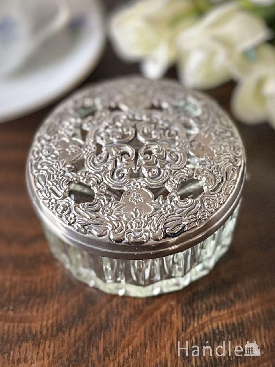 イギリスから届いたアンティークのシルバー、リボンとお花の装飾が