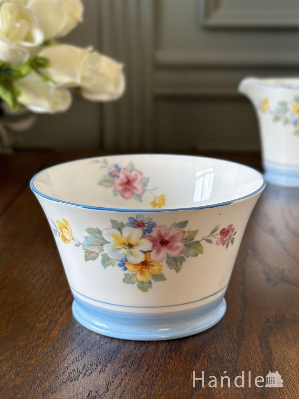 イギリスから到着したアンティークの食器、花柄が可愛いアンティーク