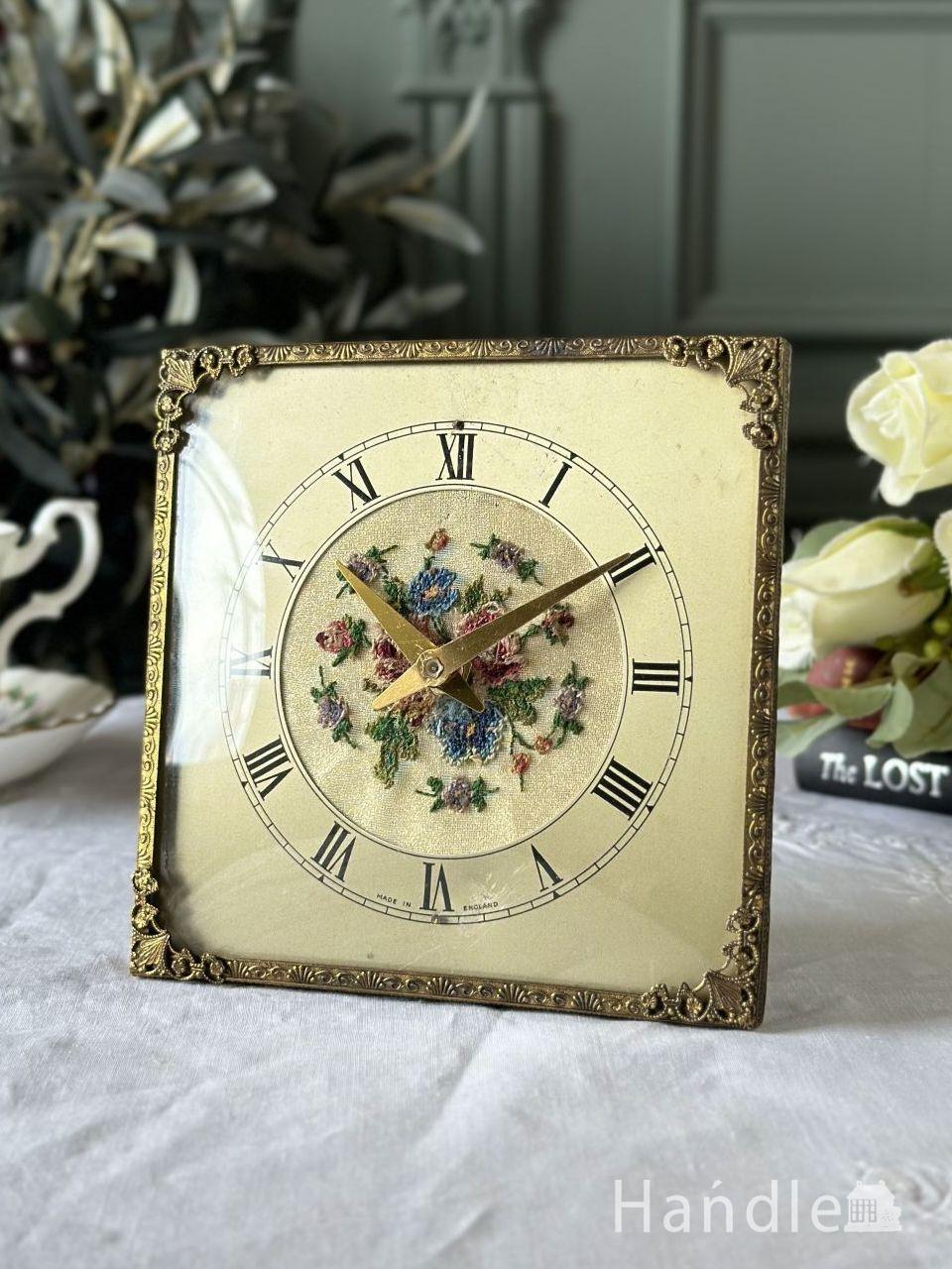 プチポワンの刺繍が可愛い置時計、フランスアンティークのおしゃれな