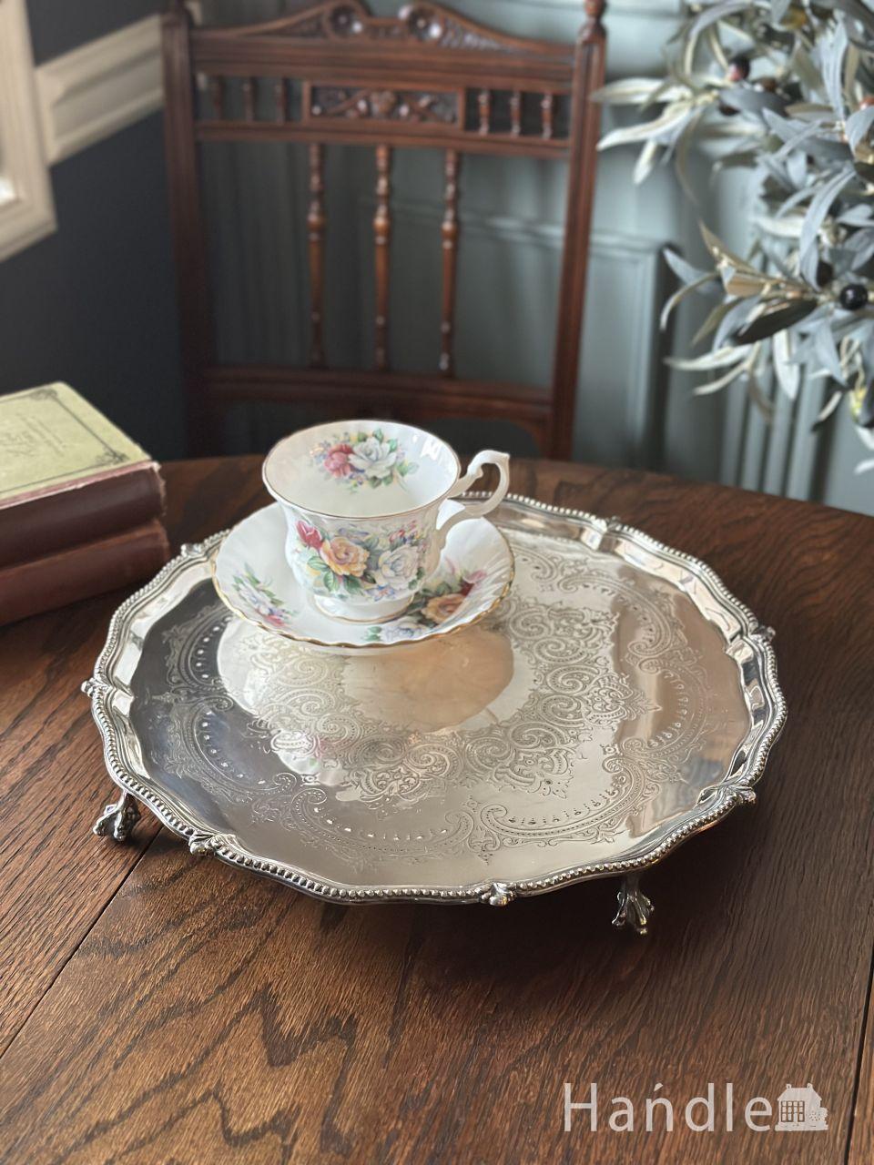 英国アンティークのおしゃれなサルヴァ、猫足がついたシルバープレート