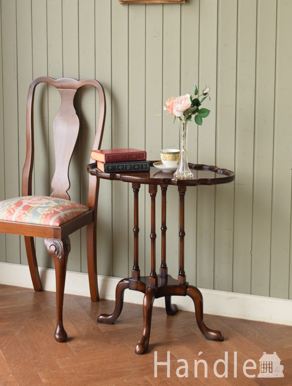 どこにでも持ち運びできる便利なアンティーク風のサイドテーブル(y-109