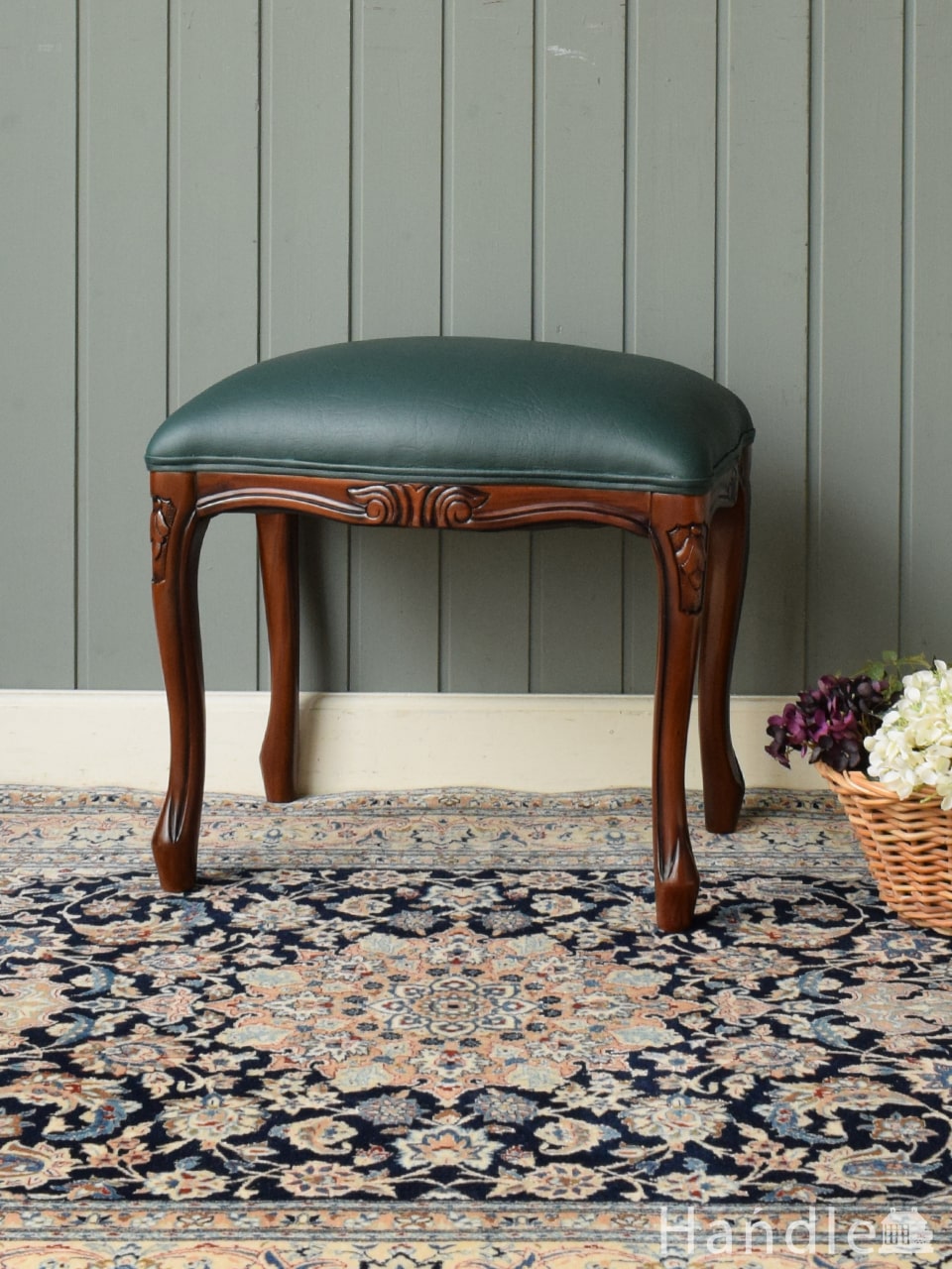 パープルのフレンチチックなアンティーク風家具、エレガントなスツール