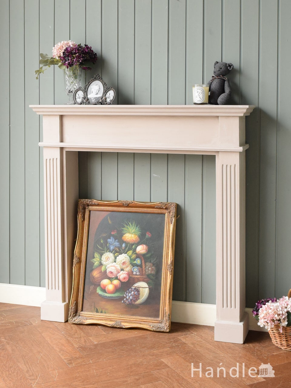 フレンチシャビーシックな白い飾り家具、アンティーク調のマントル