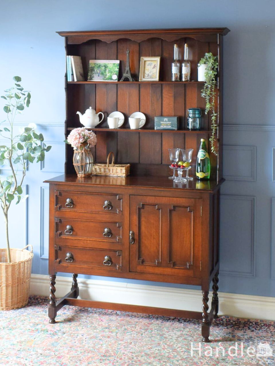 英国輸入のアンティーク家具、彫刻がきれいなオープン棚のブック