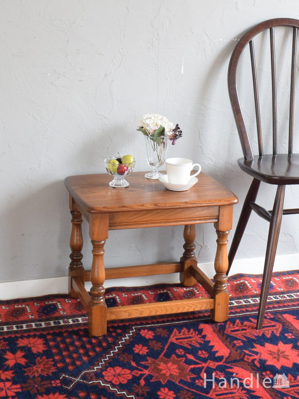 英国アンティーク家具、オーバル型の天板が美しいコーヒーテーブル(k