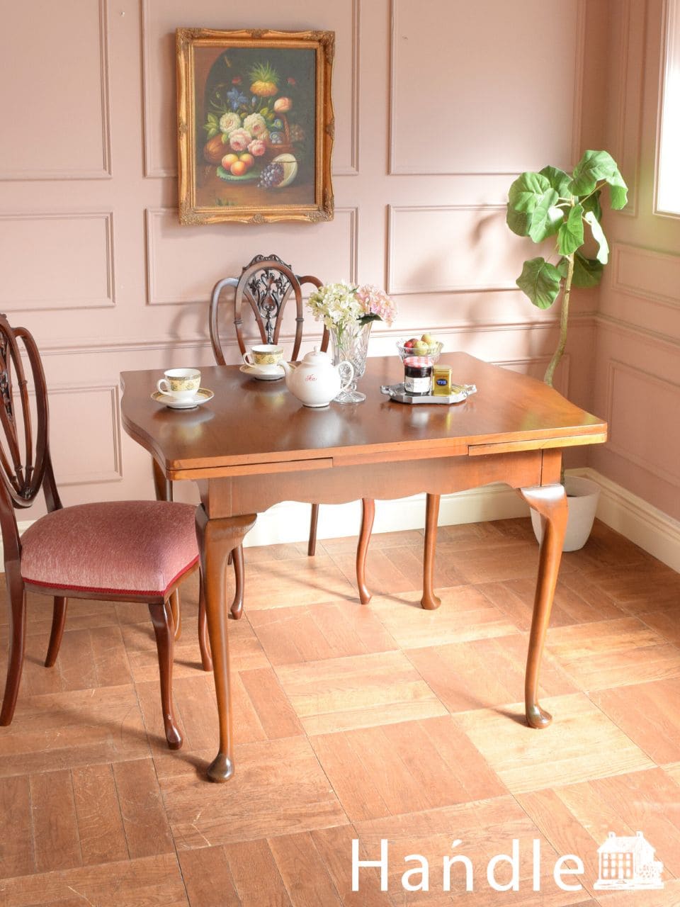 伸び縮みするアンティークの英国家具、おしゃれなドローリーフテーブル