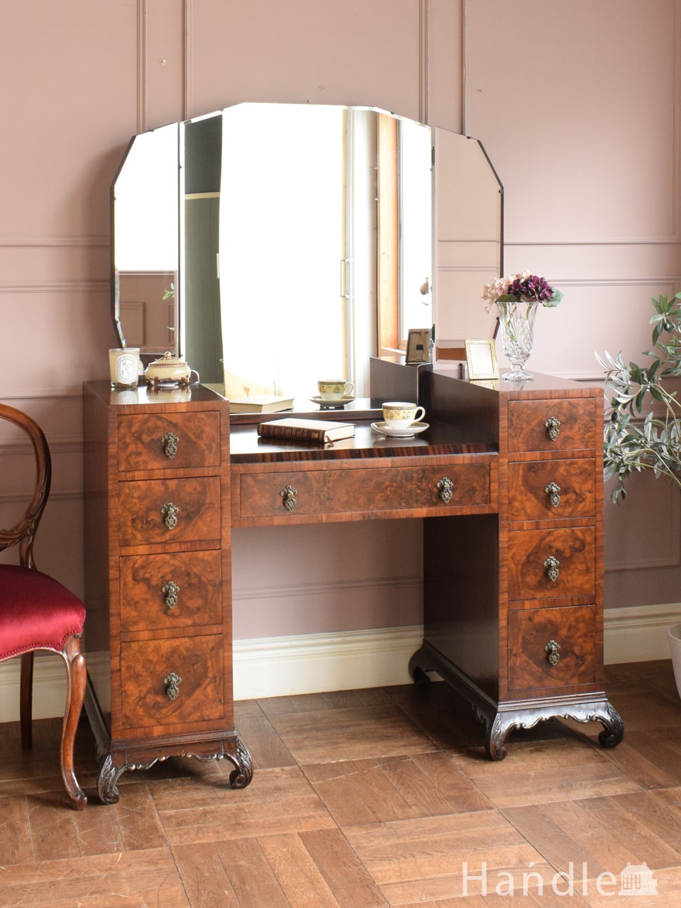 フランスのアンティーク家具、パーケットリーの天板がおしゃれな