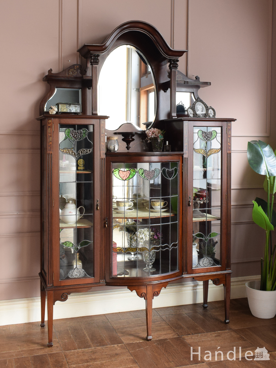 フレンチスタイルのガラスキャビネット、置きやすいサイズの