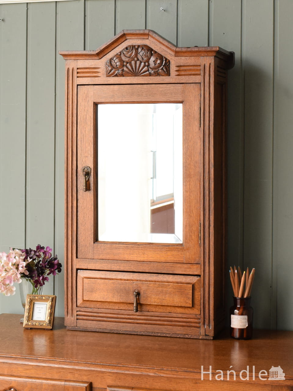 イギリスから届いたアンティークのショーケース、シノワズリのガラス