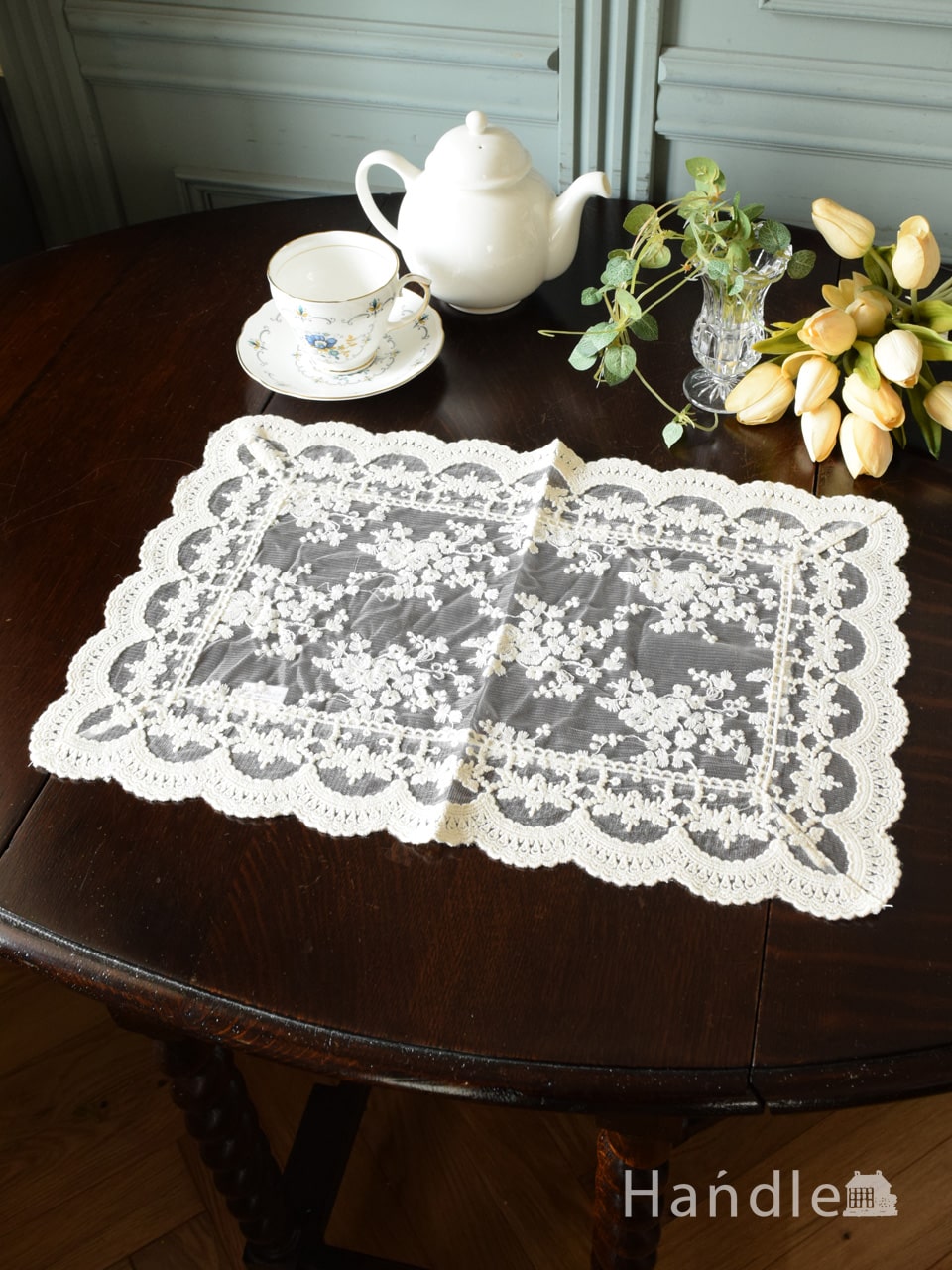 フランスアンティーク風のテーブルランナー、手刺繍風の華やかなレース