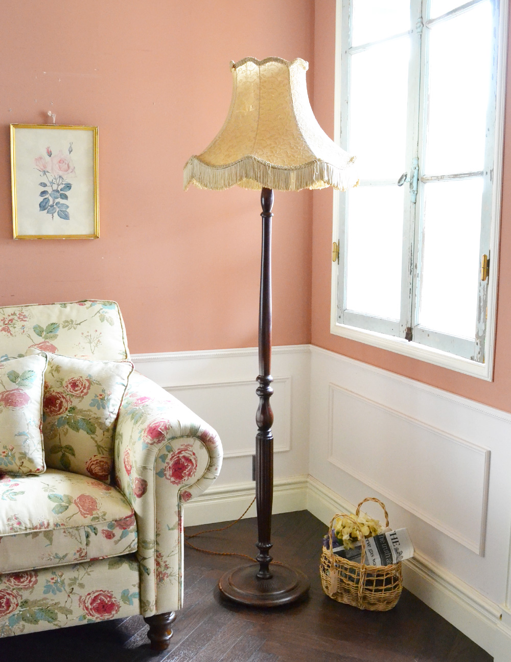 イギリスのアンティークスタンド照明、レースが素敵な布シェードの