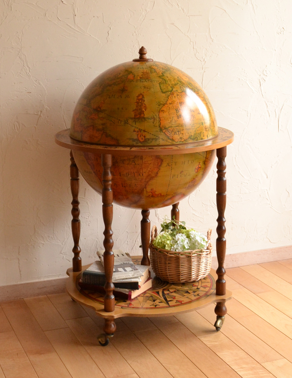 アンティークのバーキャビネット、地球儀型のカクテルキャビネット