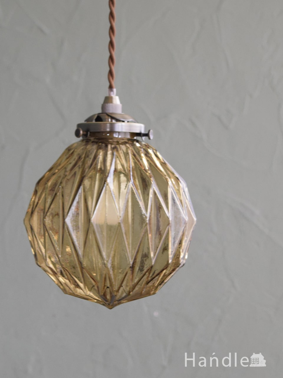 折り紙細工のようなおしゃれなガラスシェードのペンダントライト（琥珀