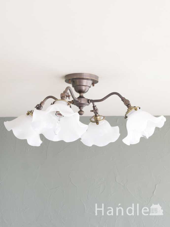 お花の形のガラスシェードが可愛い、アンティーク風のシーリング