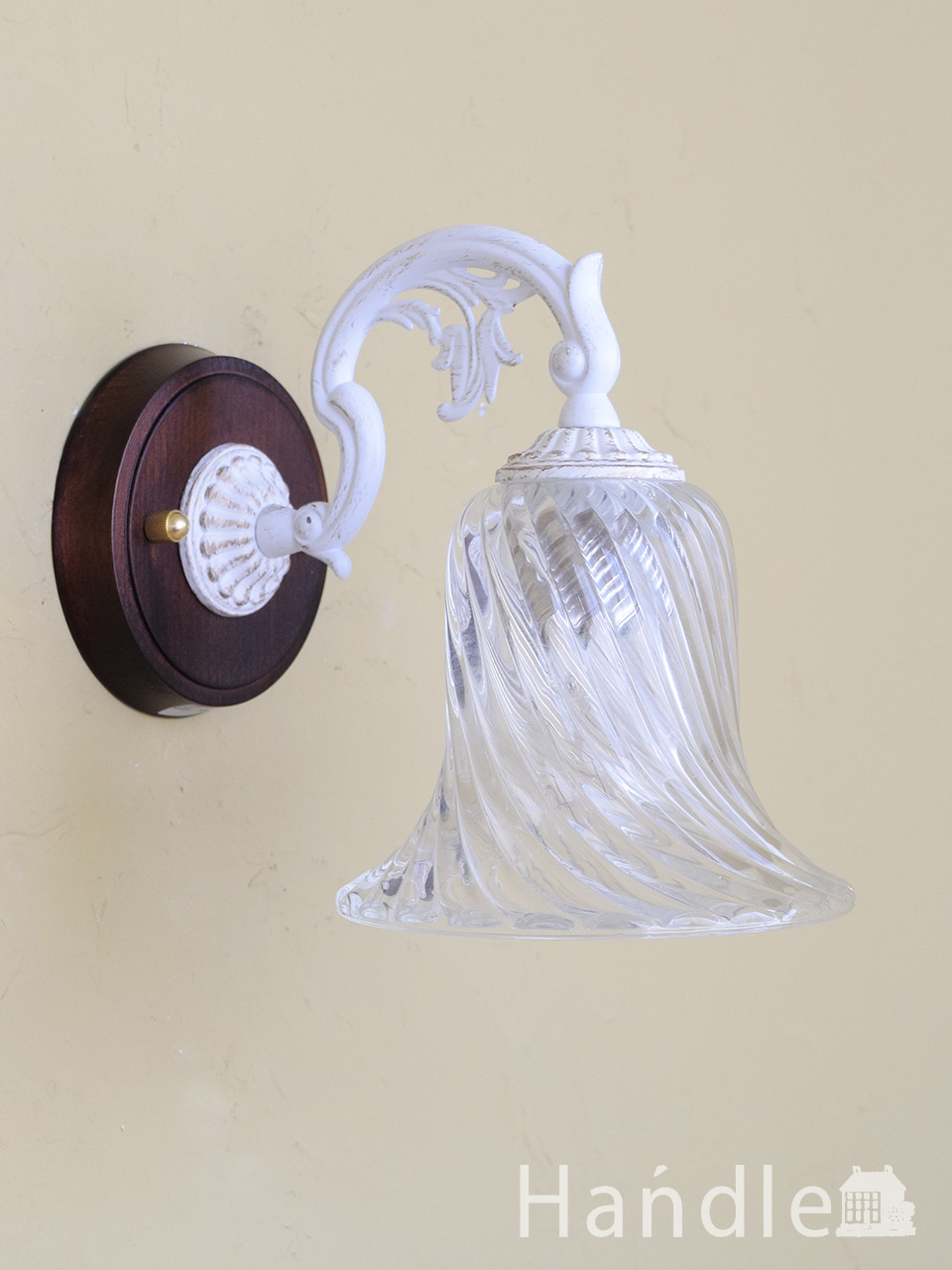 アンティーク風の木製の壁付け照明、ストライプ模様が浮かび上がる