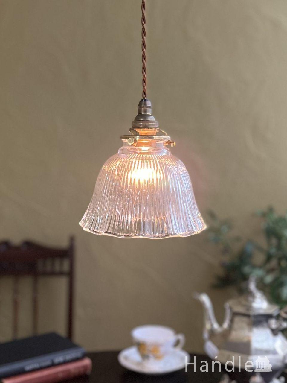 ストライプ模様がおしゃれなアンティーク調ガラスシェードのペンダント
