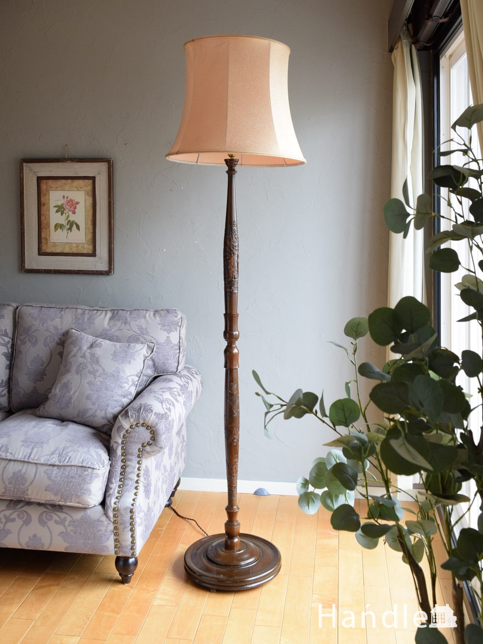 英国アンティークのおしゃれなフロアスタンド、デザイン彫りが入った