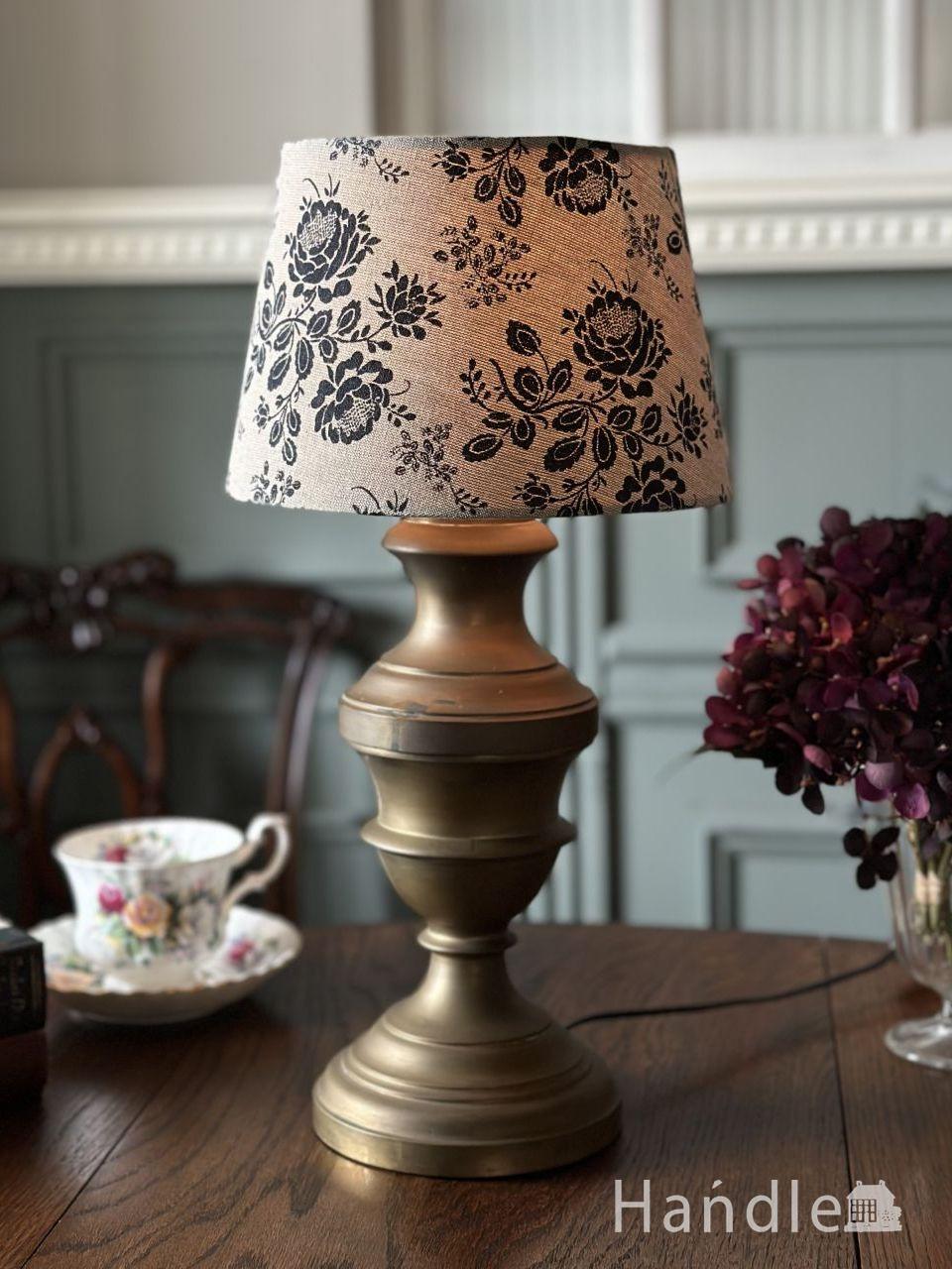 木製のアンティークのテーブルランプ 天然木×ピンクガラスのスタンド