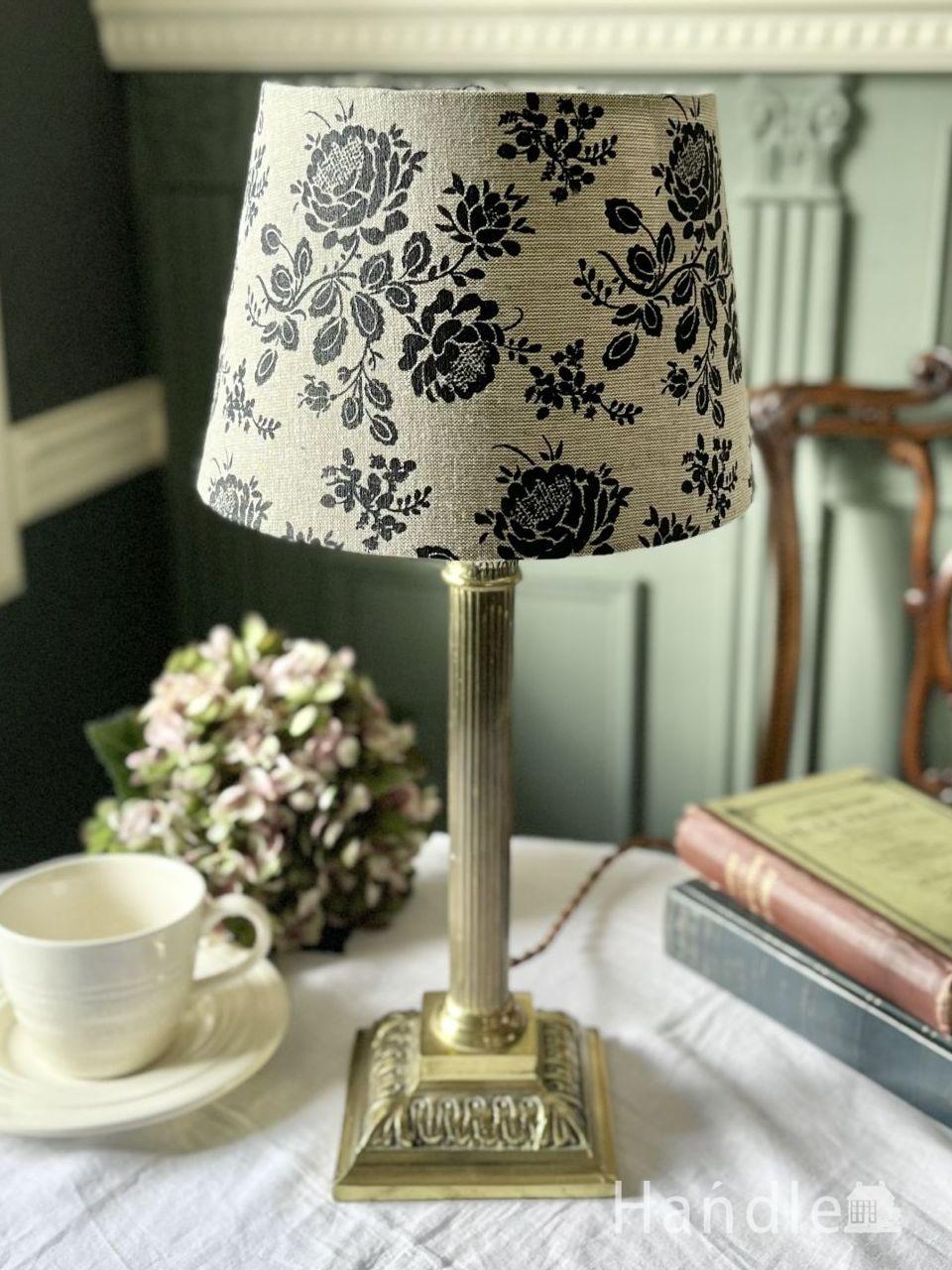 英国インテリアのアンティーク照明、大人の花柄がオシャレなテーブル