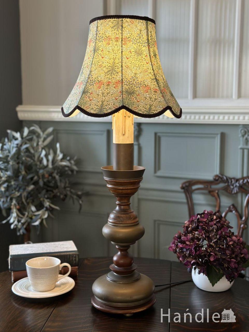 木製のアンティークのテーブルランプ 天然木×ピンクガラスのスタンド