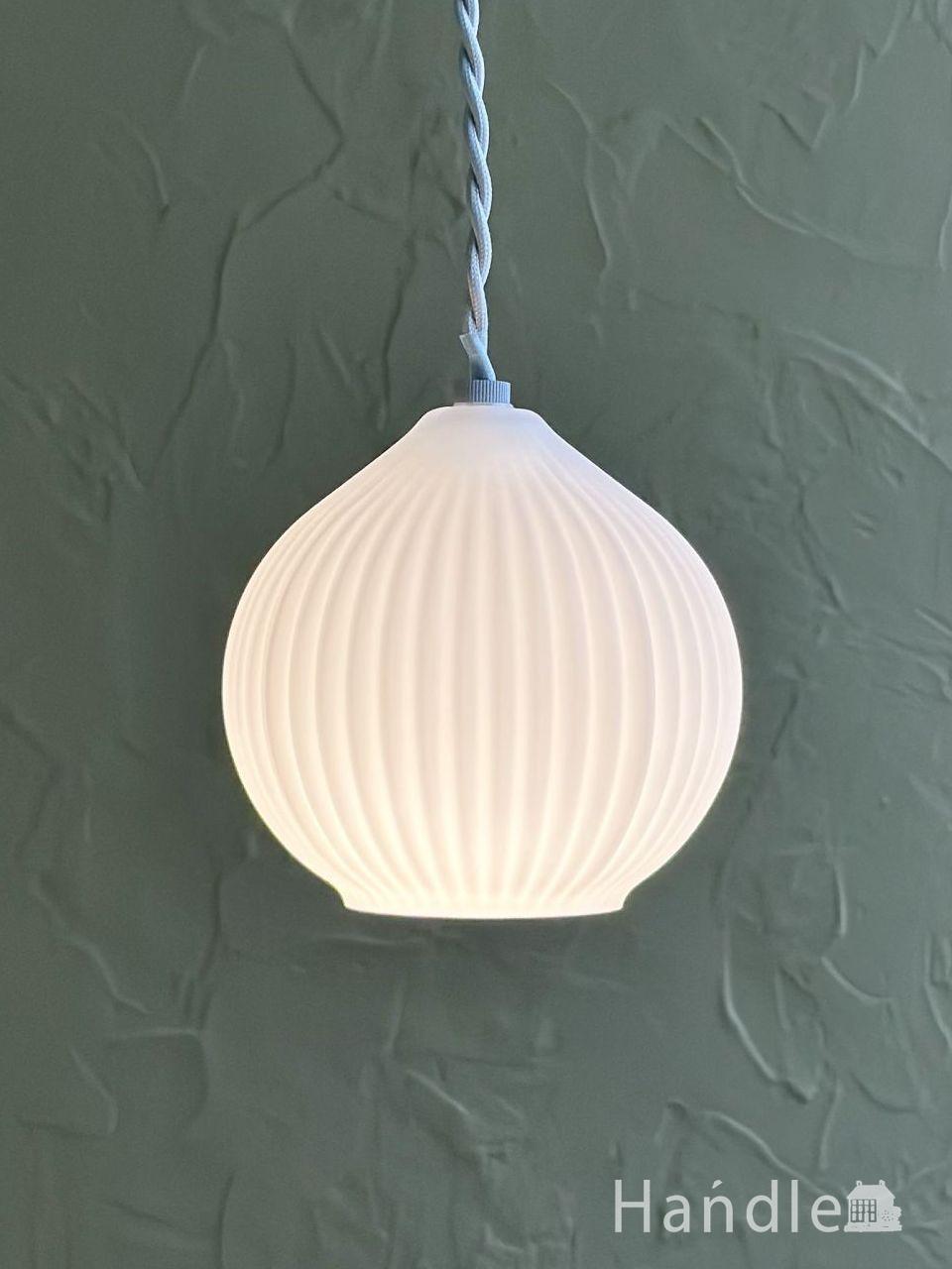 白いガラスシェードのペンダントライト、北欧スタイルのおしゃれな照明