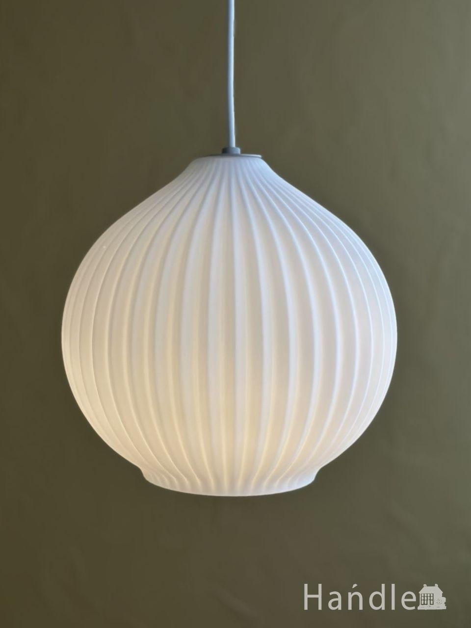 白いガラスシェードのペンダントライト、北欧スタイルのおしゃれな照明