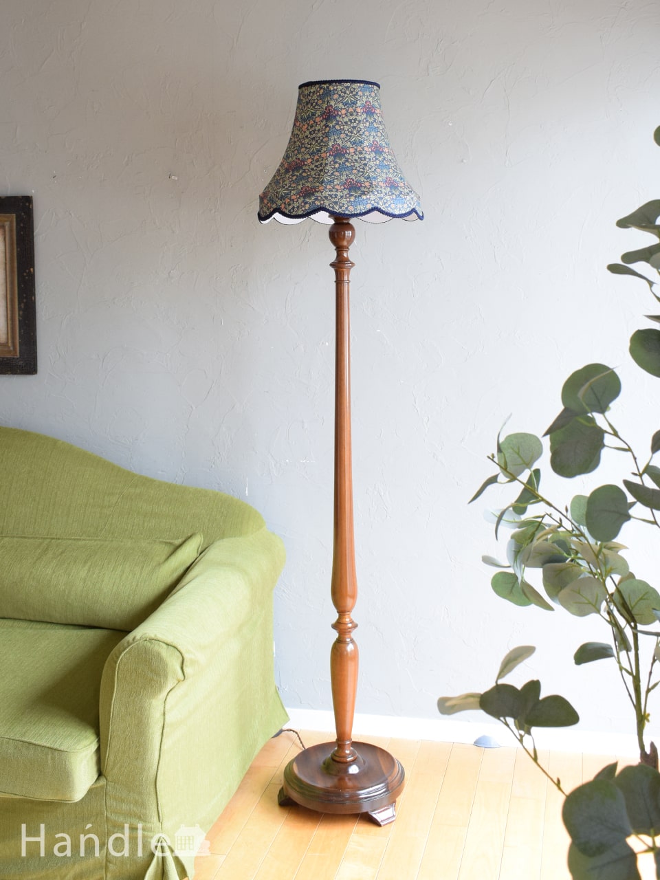 フランス輸入のアンティーク照明、ピンクの布シェードのフロアランプ