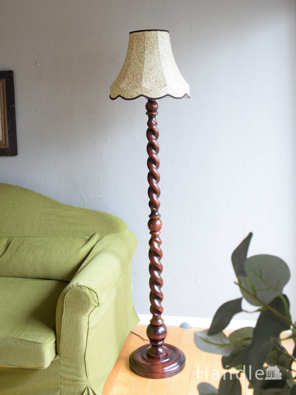 ツイストの支柱がカッコいいアンティークの照明器具、ウィリアムモリス