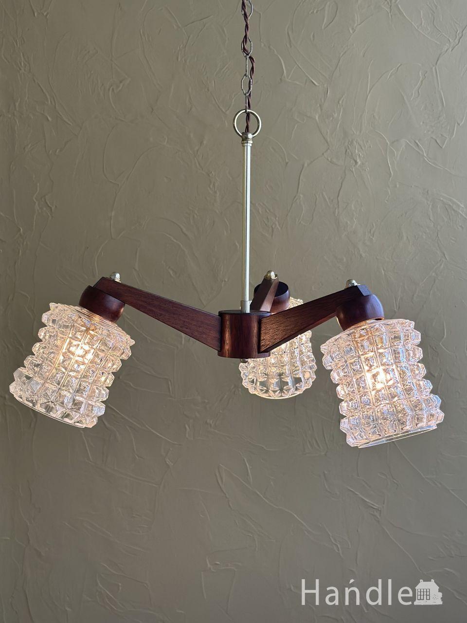 フランスのおしゃれな4灯シャンデリア、紫のバラが咲き誇る