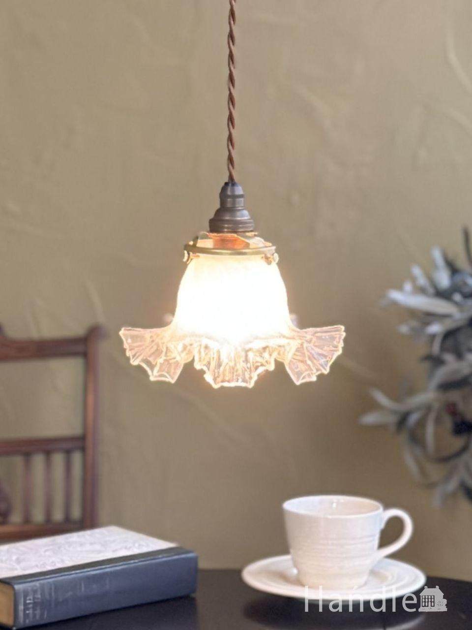 フランスの照明、フリル付きのミルクガラスのアンティークペンダント