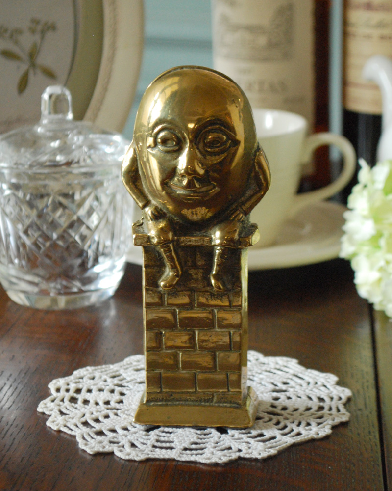 イギリスで見つけた真鍮製のハンプティダンプティのマネーバンク（貯金